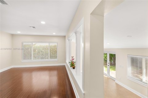 House in Coral Gables, Florida 2 bedrooms, 115.2 sq.m. № 2040578 - photo 26