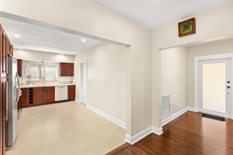 House in Coral Gables, Florida 2 bedrooms, 115.2 sq.m. № 2040578 - photo 16
