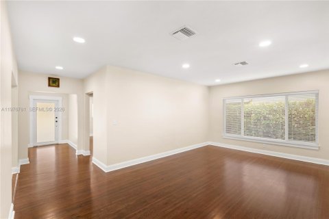 House in Coral Gables, Florida 2 bedrooms, 115.2 sq.m. № 2040578 - photo 27