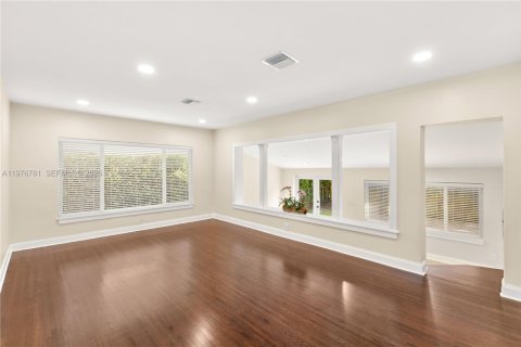 House in Coral Gables, Florida 2 bedrooms, 115.2 sq.m. № 2040578 - photo 22