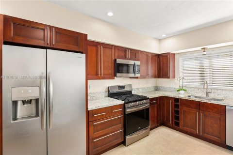 House in Coral Gables, Florida 2 bedrooms, 115.2 sq.m. № 2040578 - photo 11