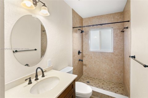 House in Coral Gables, Florida 2 bedrooms, 115.2 sq.m. № 2040578 - photo 19