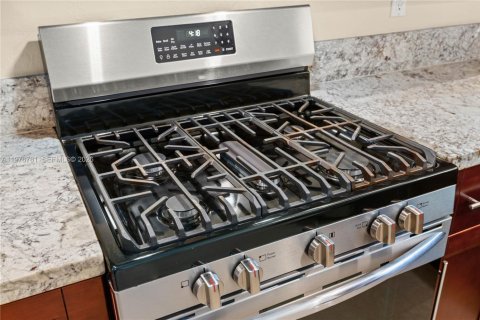 House in Coral Gables, Florida 2 bedrooms, 115.2 sq.m. № 2040578 - photo 14