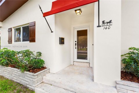 House in Coral Gables, Florida 2 bedrooms, 115.2 sq.m. № 2040578 - photo 5