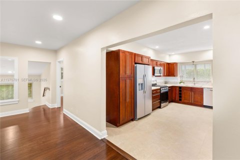 House in Coral Gables, Florida 2 bedrooms, 115.2 sq.m. № 2040578 - photo 9