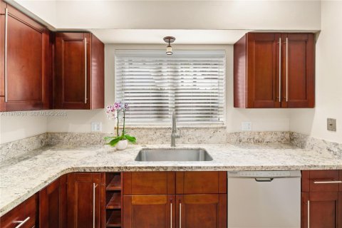 House in Coral Gables, Florida 2 bedrooms, 115.2 sq.m. № 2040578 - photo 12