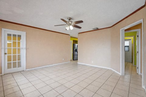 House in Pompano Beach, Florida 3 bedrooms, 116.96 sq.m. № 2007622 - photo 3