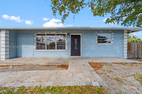 House in Pompano Beach, Florida 3 bedrooms, 116.96 sq.m. № 2007622 - photo 2