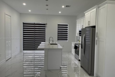 Снять в аренду виллу или дом в Лихай-Эйкерс, Флорида 3 спальни, 111.48м2, № 1962917 - фото 4