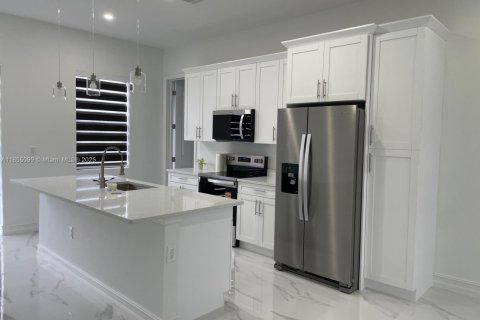 Снять в аренду виллу или дом в Лихай-Эйкерс, Флорида 3 спальни, 111.48м2, № 1962917 - фото 5