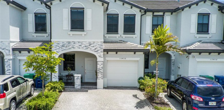 Townhouse in Homestead, Florida 3 bedrooms, 157.47 sq.m. № 1961845