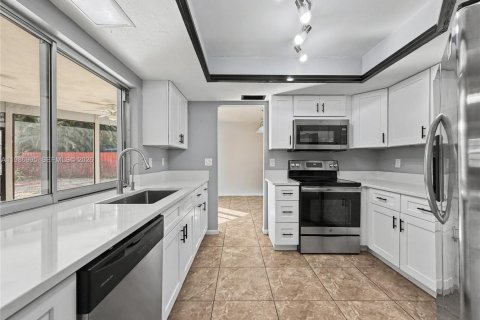 House in Fort Myers, Florida 2 bedrooms № 2057291 - photo 6