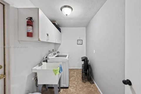 House in Fort Myers, Florida 2 bedrooms № 2057291 - photo 11