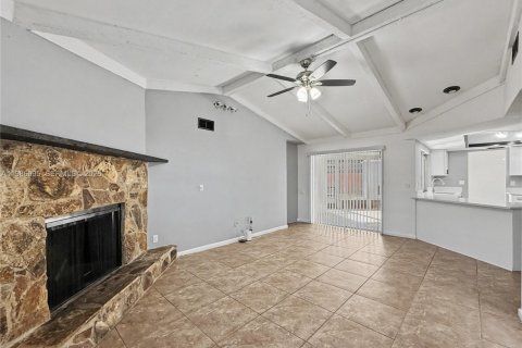 House in Fort Myers, Florida 2 bedrooms № 2057291 - photo 4