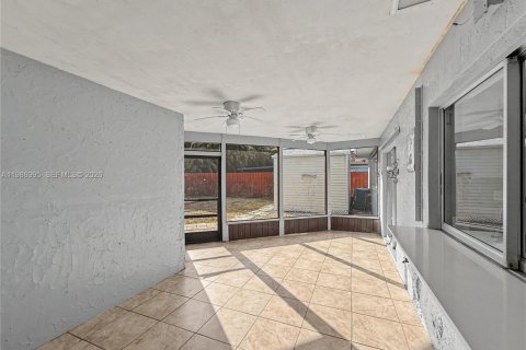 House in Fort Myers, Florida 2 bedrooms № 2057291 - photo 12