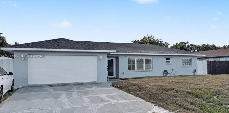 House in Fort Myers, Florida 2 bedrooms № 2057291