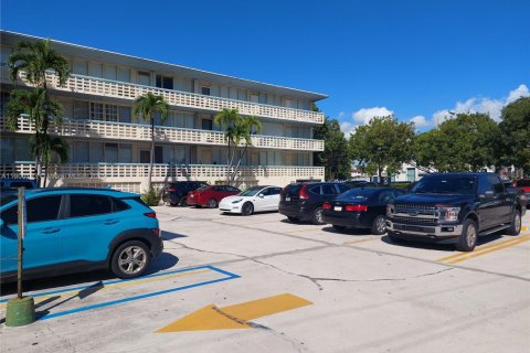 Condo in Miami Beach, Florida  № 1952677 - photo 11