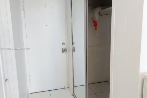 Condo in Miami Beach, Florida  № 1952677 - photo 4