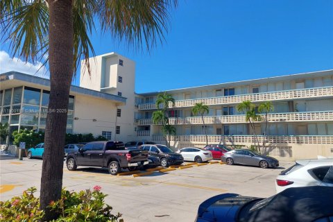 Condo in Miami Beach, Florida  № 1952677 - photo 13