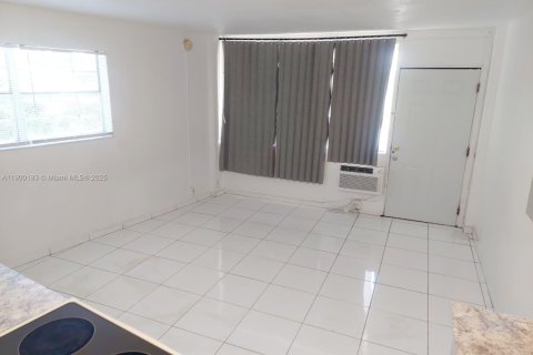 Condo in Miami Beach, Florida  № 1952677 - photo 3