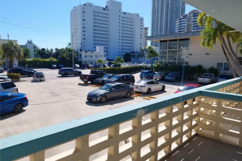 Condo in Miami Beach, Florida  № 1952677 - photo 12