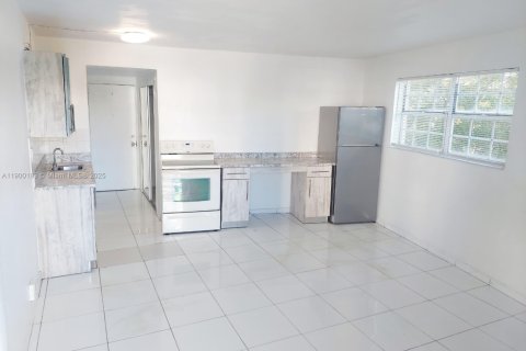 Condo in Miami Beach, Florida  № 1952677 - photo 2
