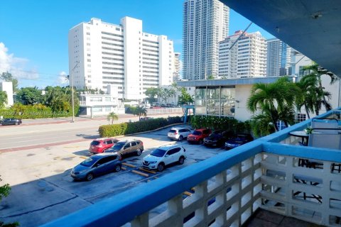 Condo in Miami Beach, Florida  № 1952677 - photo 8