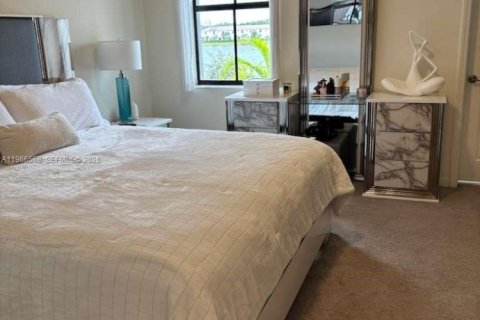 Adosado en venta en Hialeah, Florida, 3 dormitorios, 138.05 m2 № 2029350 - foto 13