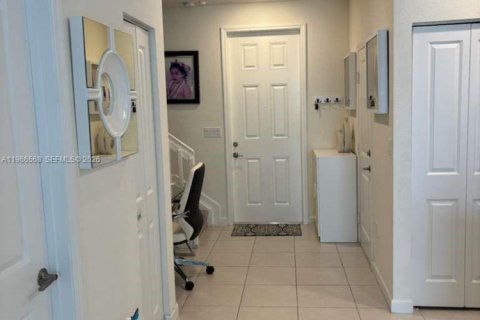 Adosado en venta en Hialeah, Florida, 3 dormitorios, 138.05 m2 № 2029350 - foto 8