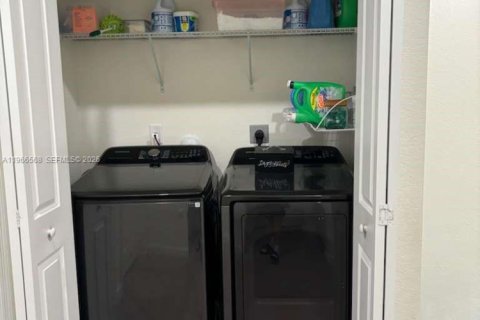 Adosado en venta en Hialeah, Florida, 3 dormitorios, 138.05 m2 № 2029350 - foto 21