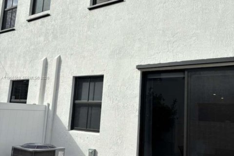 Adosado en venta en Hialeah, Florida, 3 dormitorios, 138.05 m2 № 2029350 - foto 23