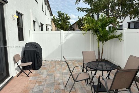 Adosado en venta en Hialeah, Florida, 3 dormitorios, 138.05 m2 № 2029350 - foto 24