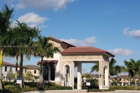 Adosado en venta en Hialeah, Florida, 3 dormitorios, 138.05 m2 № 2029350 - foto 2