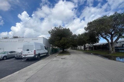 Propiedad comercial en venta en Hallandale Beach, Florida № 1982489 - foto 2