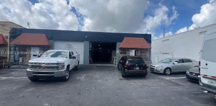 Propiedad comercial en Hallandale Beach, Florida № 1982489