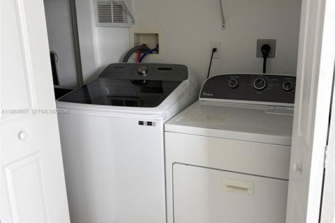 Condominio en alquiler en Miami, Florida, 2 dormitorios, 112.04 m2 № 2006636 - foto 10