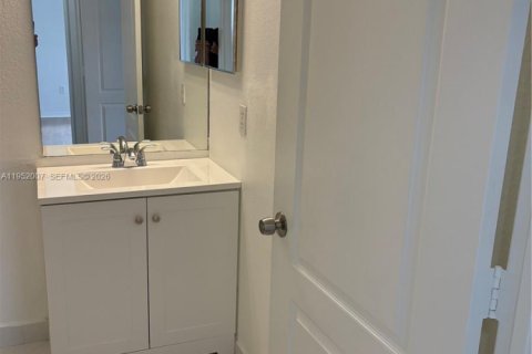 Condominio en alquiler en Miami, Florida, 2 dormitorios, 112.04 m2 № 2006636 - foto 17