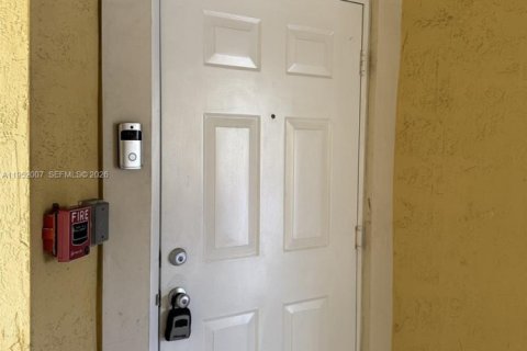 Condominio en alquiler en Miami, Florida, 2 dormitorios, 112.04 m2 № 2006636 - foto 2