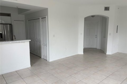 Condominio en alquiler en Miami, Florida, 2 dormitorios, 112.04 m2 № 2006636 - foto 4