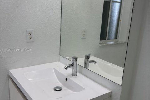 Condominio en alquiler en Miami, Florida, 2 dormitorios, 112.04 m2 № 2006636 - foto 15