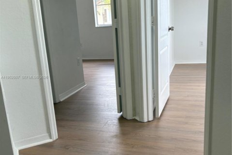 Condominio en alquiler en Miami, Florida, 2 dormitorios, 112.04 m2 № 2006636 - foto 12