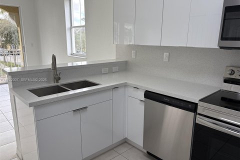 Condominio en alquiler en Miami, Florida, 2 dormitorios, 112.04 m2 № 2006636 - foto 9