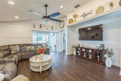 House in Wesley Chapel, Florida 4 bedrooms, 202.99 sq.m. № 1782547 - photo 12