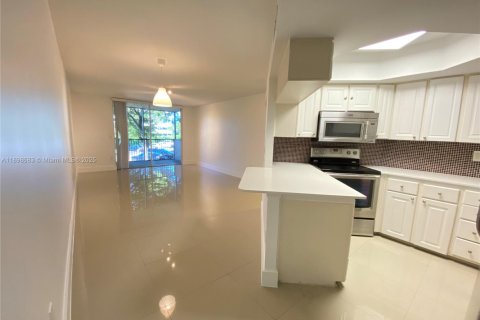 Condominio en alquiler en Doral, Florida, 1 dormitorio, 75.25 m2 № 1954677 - foto 2