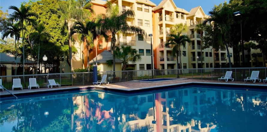 Condominio en Doral, Florida, 1 dormitorio № 1954677
