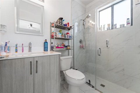House in Miami, Florida 5 bedrooms, 245.08 sq.m. № 1849245 - photo 25