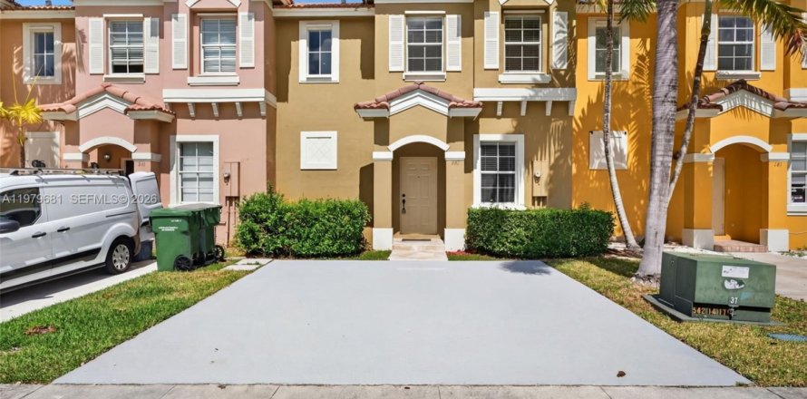 Townhouse in Homestead, Florida 3 bedrooms, 128.02 sq.m. № 2050102