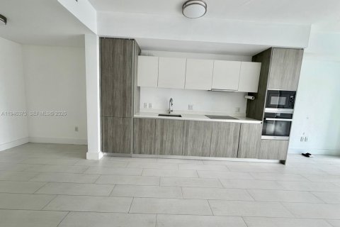 Condo in Miami, Florida, 1 bedroom  № 2052952 - photo 3