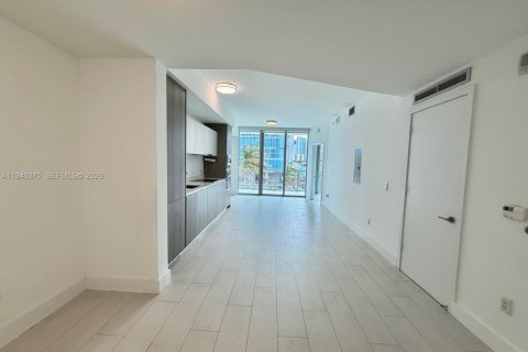 Condo in Miami, Florida, 1 bedroom  № 2052952 - photo 5