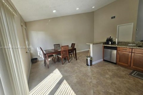 House in Pembroke Pines, Florida 3 bedrooms, 125.14 sq.m. № 1952824 - photo 14